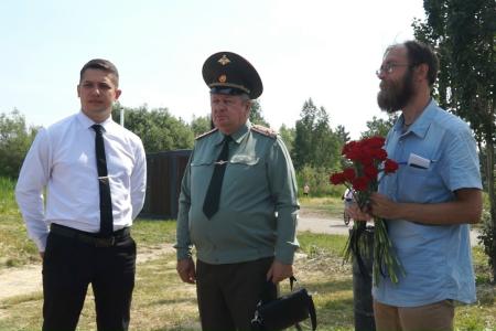 Омск. В День Памяти и скорби активисты КПРФ возложили цветы в Парке Победы к скульптурам Матери-сибирячки и Воину-освободителю