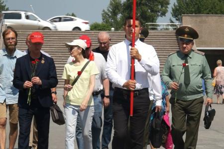 Омск. В День Памяти и скорби активисты КПРФ возложили цветы в Парке Победы к скульптурам Матери-сибирячки и Воину-освободителю