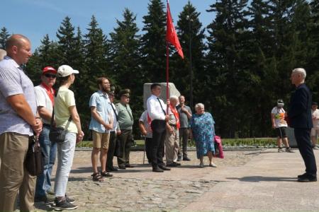 Омск. В День Памяти и скорби активисты КПРФ возложили цветы в Парке Победы к скульптурам Матери-сибирячки и Воину-освободителю