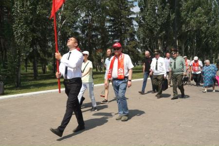 Омск. В День Памяти и скорби активисты КПРФ возложили цветы в Парке Победы к скульптурам Матери-сибирячки и Воину-освободителю