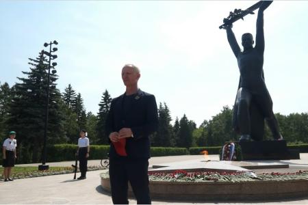 Омск. В День Памяти и скорби активисты КПРФ возложили цветы в Парке Победы к скульптурам Матери-сибирячки и Воину-освободителю
