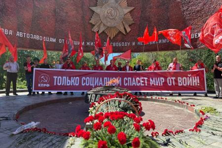 «Только социализм спасет мир от войн!»: В Нижегородской области коммунисты почтили память героев Великой Отечественной войны