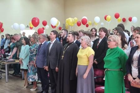 Руководитель фракции КПРФ в Мособлдуме Александр Наумов поздравил выпускников гимназии № 1 в подмосковном Домодедове
