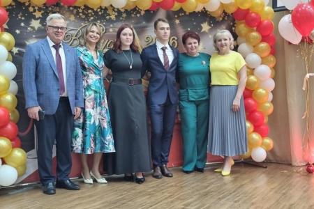 Руководитель фракции КПРФ в Мособлдуме Александр Наумов поздравил выпускников гимназии № 1 в подмосковном Домодедове