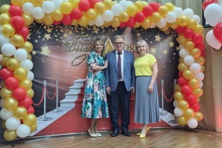 Руководитель фракции КПРФ в Мособлдуме Александр Наумов поздравил выпускников гимназии № 1 в подмосковном Домодедове