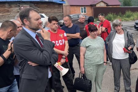 Красноярский край. Депутат Заксобрания от КПРФ Максим Золотухин встретился с жителями за периметром города – власти отказали ему в пропуске