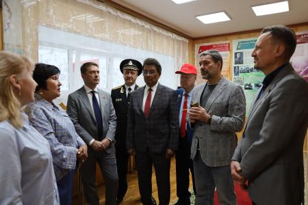 Александр Ющенко в Уфе поздравил детей с праздником и посетил учреждения, где помогают обрести уверенность в будущем