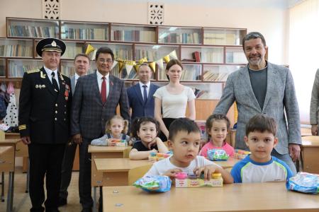 Александр Ющенко в Уфе поздравил детей с праздником и посетил учреждения, где помогают обрести уверенность в будущем
