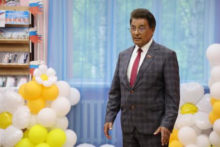 Александр Ющенко в Уфе поздравил детей с праздником и посетил учреждения, где помогают обрести уверенность в будущем