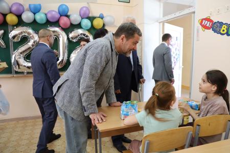 Александр Ющенко в Уфе поздравил детей с праздником и посетил учреждения, где помогают обрести уверенность в будущем
