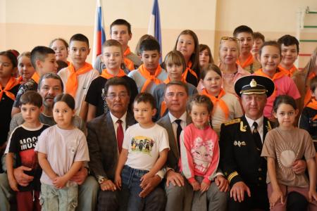 Александр Ющенко в Уфе поздравил детей с праздником и посетил учреждения, где помогают обрести уверенность в будущем