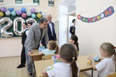 Александр Ющенко в Уфе поздравил детей с праздником и посетил учреждения, где помогают обрести уверенность в будущем