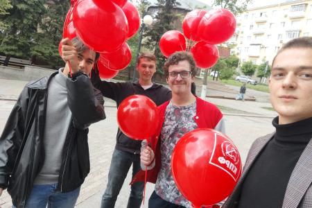 Пенза. Пктивисты Ленинского комсомола поздравили юных пензенцев с Днем защиты детей