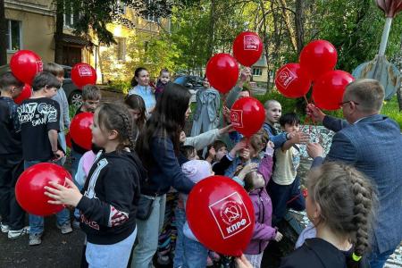 Лидер пензенских коммунистов Олег Шаляпин поздравил ребят своего округа с Днем защиты детей