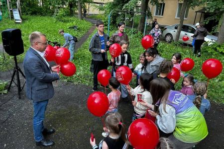Лидер пензенских коммунистов Олег Шаляпин поздравил ребят своего округа с Днем защиты детей