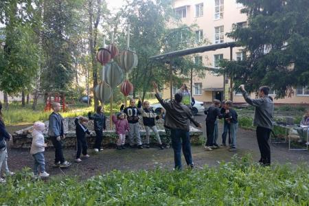 Лидер пензенских коммунистов Олег Шаляпин поздравил ребят своего округа с Днем защиты детей