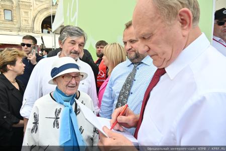 От учебников истории до Программы Победы: Г.А. Зюганов посетил книжный фестиваль на Красной площади