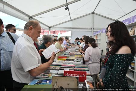 От учебников истории до Программы Победы: Г.А. Зюганов посетил книжный фестиваль на Красной площади