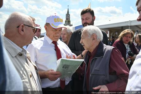 От учебников истории до Программы Победы: Г.А. Зюганов посетил книжный фестиваль на Красной площади
