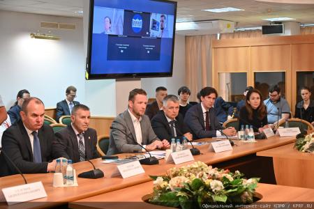 Битва за интеллект на круглом столе КПРФ: как Россия планирует возвращать технологический суверенитет