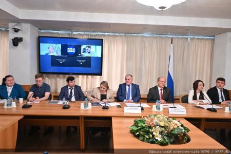 Битва за интеллект на круглом столе КПРФ: как Россия планирует возвращать технологический суверенитет
