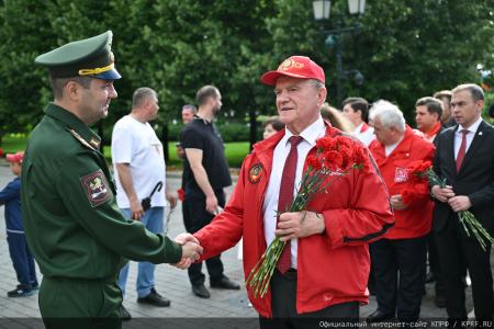 «Программа Победы» и верность подвигу предков: Г.А. Зюганов возглавил памятные мероприятия у Кремлёвской стены