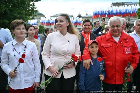 «Программа Победы» и верность подвигу предков: Г.А. Зюганов возглавил памятные мероприятия у Кремлёвской стены