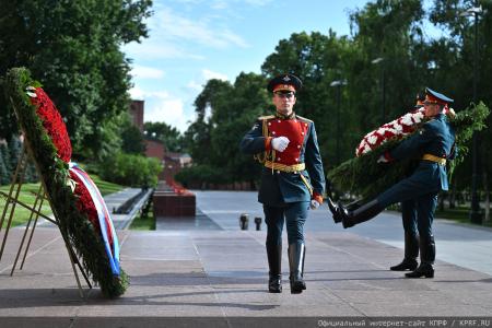 «Программа Победы» и верность подвигу предков: Г.А. Зюганов возглавил памятные мероприятия у Кремлёвской стены