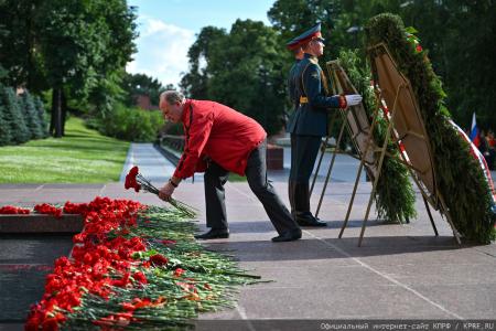 «Программа Победы» и верность подвигу предков: Г.А. Зюганов возглавил памятные мероприятия у Кремлёвской стены