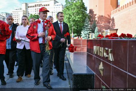 «Программа Победы» и верность подвигу предков: Г.А. Зюганов возглавил памятные мероприятия у Кремлёвской стены