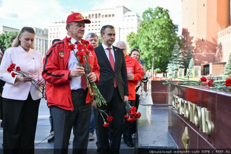 «Программа Победы» и верность подвигу предков: Г.А. Зюганов возглавил памятные мероприятия у Кремлёвской стены