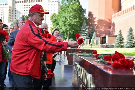«Программа Победы» и верность подвигу предков: Г.А. Зюганов возглавил памятные мероприятия у Кремлёвской стены