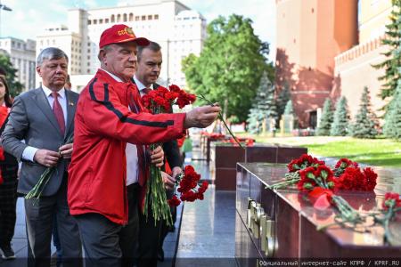 «Программа Победы» и верность подвигу предков: Г.А. Зюганов возглавил памятные мероприятия у Кремлёвской стены