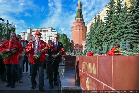 «Программа Победы» и верность подвигу предков: Г.А. Зюганов возглавил памятные мероприятия у Кремлёвской стены