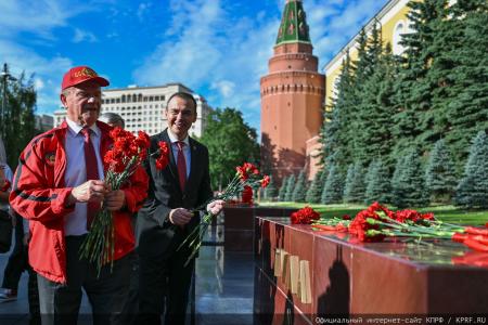«Программа Победы» и верность подвигу предков: Г.А. Зюганов возглавил памятные мероприятия у Кремлёвской стены