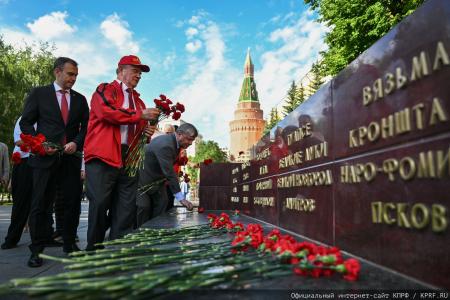 «Программа Победы» и верность подвигу предков: Г.А. Зюганов возглавил памятные мероприятия у Кремлёвской стены