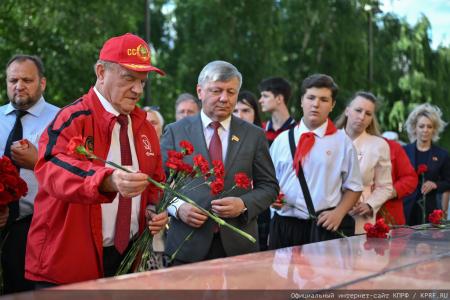«Программа Победы» и верность подвигу предков: Г.А. Зюганов возглавил памятные мероприятия у Кремлёвской стены