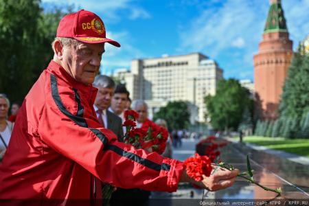 «Программа Победы» и верность подвигу предков: Г.А. Зюганов возглавил памятные мероприятия у Кремлёвской стены