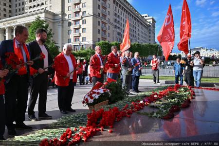 «Программа Победы» и верность подвигу предков: Г.А. Зюганов возглавил памятные мероприятия у Кремлёвской стены