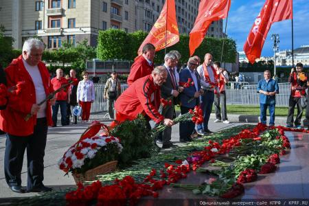 «Программа Победы» и верность подвигу предков: Г.А. Зюганов возглавил памятные мероприятия у Кремлёвской стены