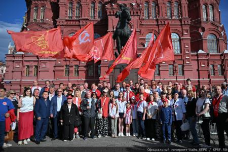 «Программа Победы» и верность подвигу предков: Г.А. Зюганов возглавил памятные мероприятия у Кремлёвской стены