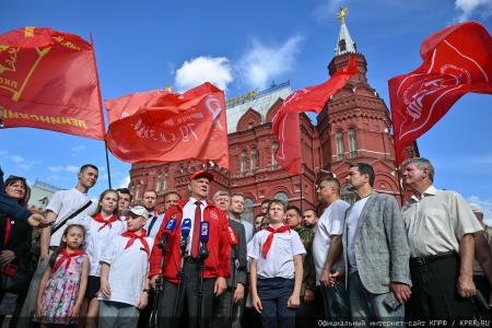 «Программа Победы» и верность подвигу предков: Г.А. Зюганов возглавил памятные мероприятия у Кремлёвской стены