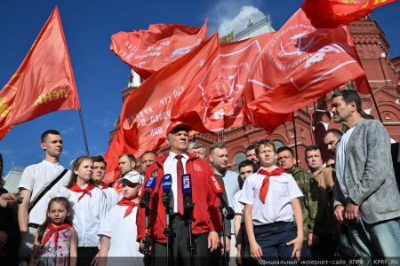 «Программа Победы» и верность подвигу предков: Г.А. Зюганов возглавил памятные мероприятия у Кремлёвской стены