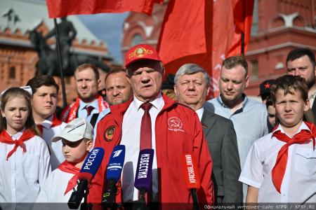 «Программа Победы» и верность подвигу предков: Г.А. Зюганов возглавил памятные мероприятия у Кремлёвской стены