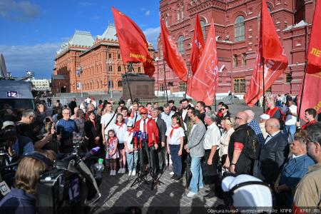 «Программа Победы» и верность подвигу предков: Г.А. Зюганов возглавил памятные мероприятия у Кремлёвской стены