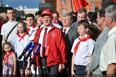 «Программа Победы» и верность подвигу предков: Г.А. Зюганов возглавил памятные мероприятия у Кремлёвской стены