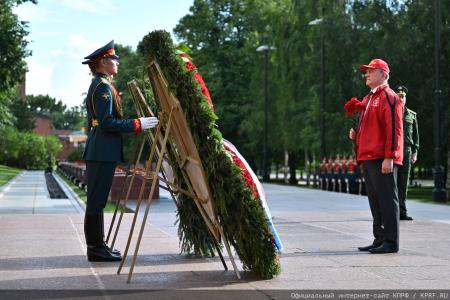 «Программа Победы» и верность подвигу предков: Г.А. Зюганов возглавил памятные мероприятия у Кремлёвской стены