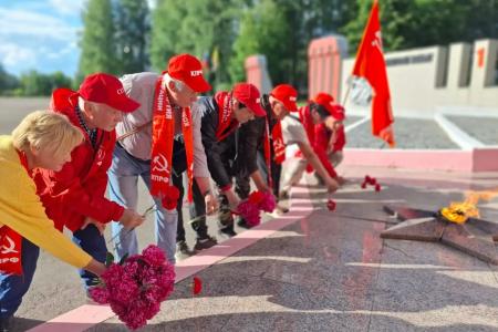 Коммунисты Рязани возложили цветы к Вечному огню в День памяти и скорби и приняли участие во Всероссийской минуте молчания