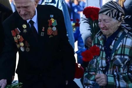 Ямальские коммунисты возложили цветы к мемориалам погибших советских воинов
