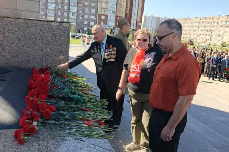 Ямальские коммунисты возложили цветы к мемориалам погибших советских воинов